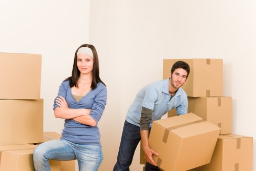 Packing and moving household items for a Kennington relocation